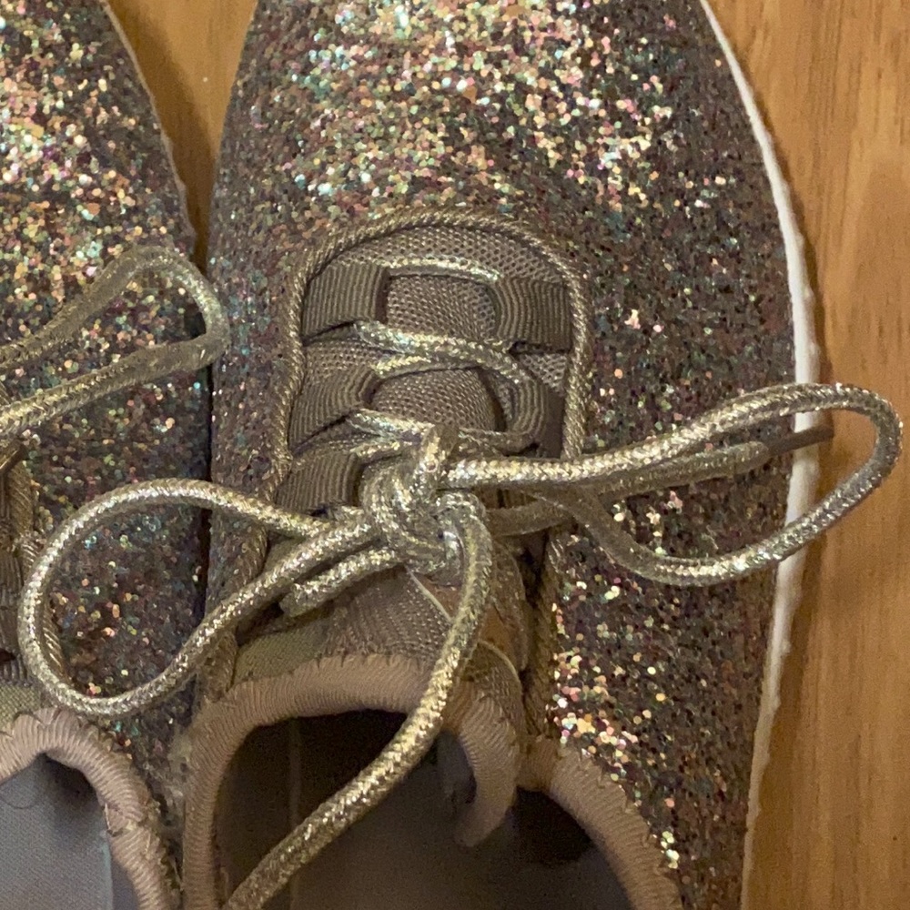 Bomb sell tennis shoes